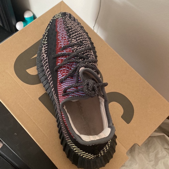 YEEZY BOOST 350 V2 - Picture 2 of 4